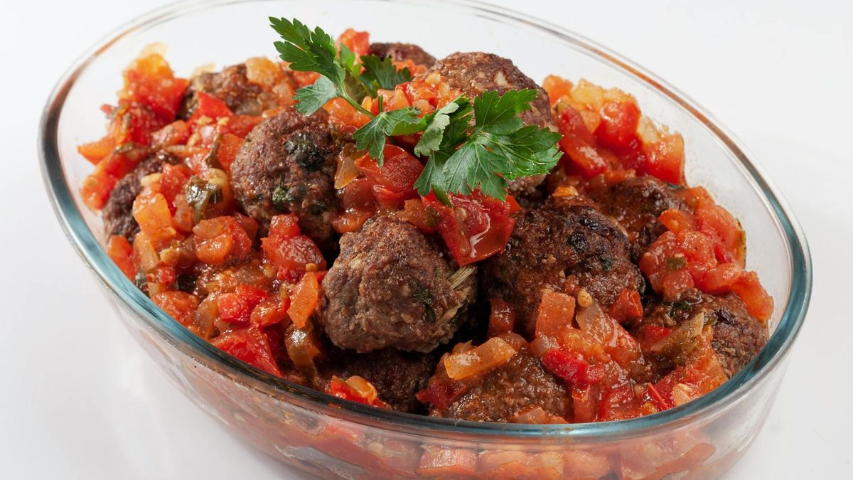 Acompaña las albóndigas con una salsa de tomate