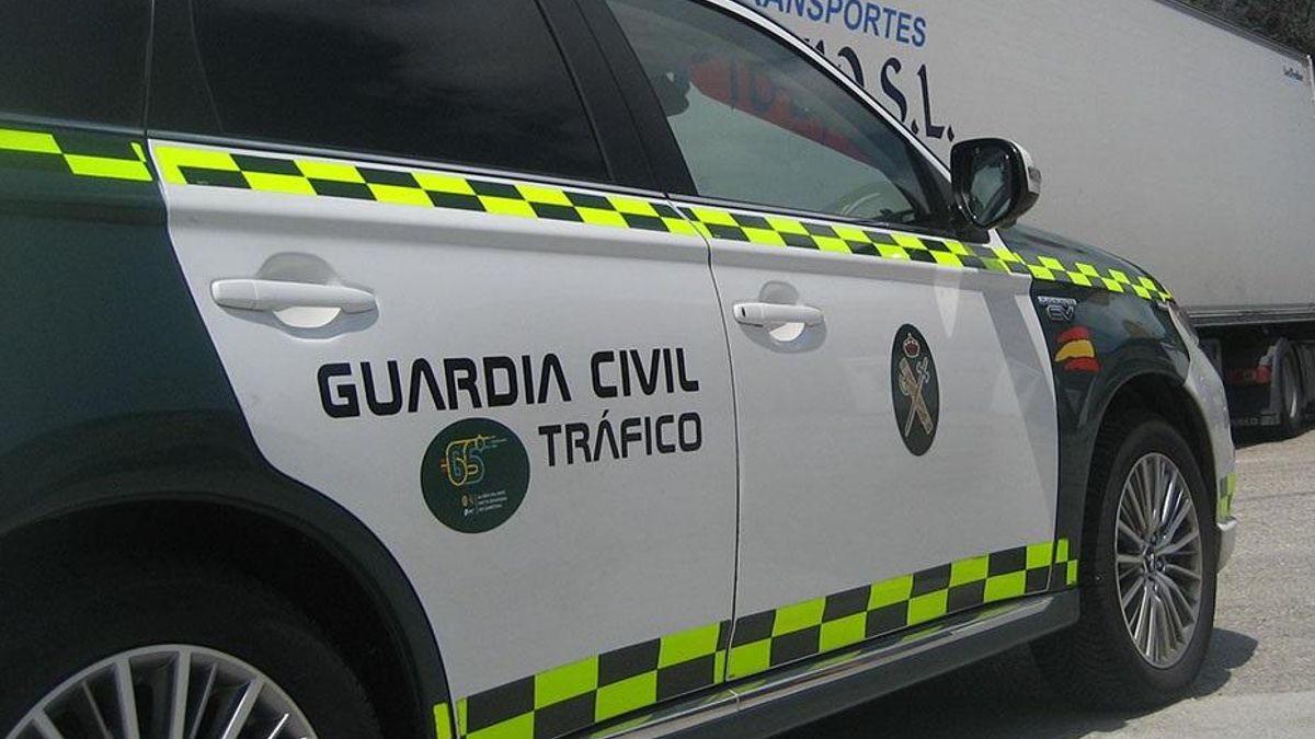 Archivo - Imagen de archivo de guardia civil de tráfico.