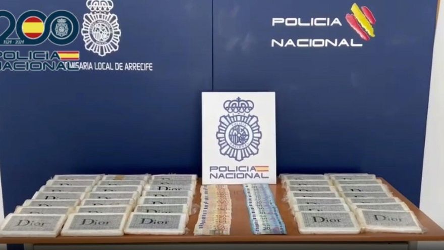 Detenidas cinco personas que guardaban 21 kilos de cocaína en una autocaravana aparcada en un colegio en Lanzarote