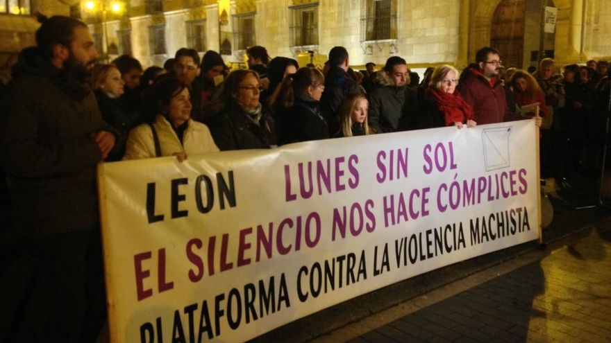 'Lunes sin sol' en recuerdo de las dos últimas víctimas de violencia machista.