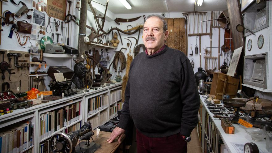El policía que montó un gran museo popular en Madrid con aportaciones de todo su barrio