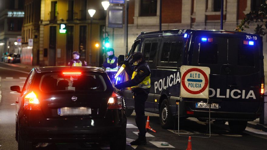 Un policía nacional durante un control en la cuidad de Valladolid tras el toque de queda impuesto por la Junta de Castilla y León. EFE/NACHO GALLEGO