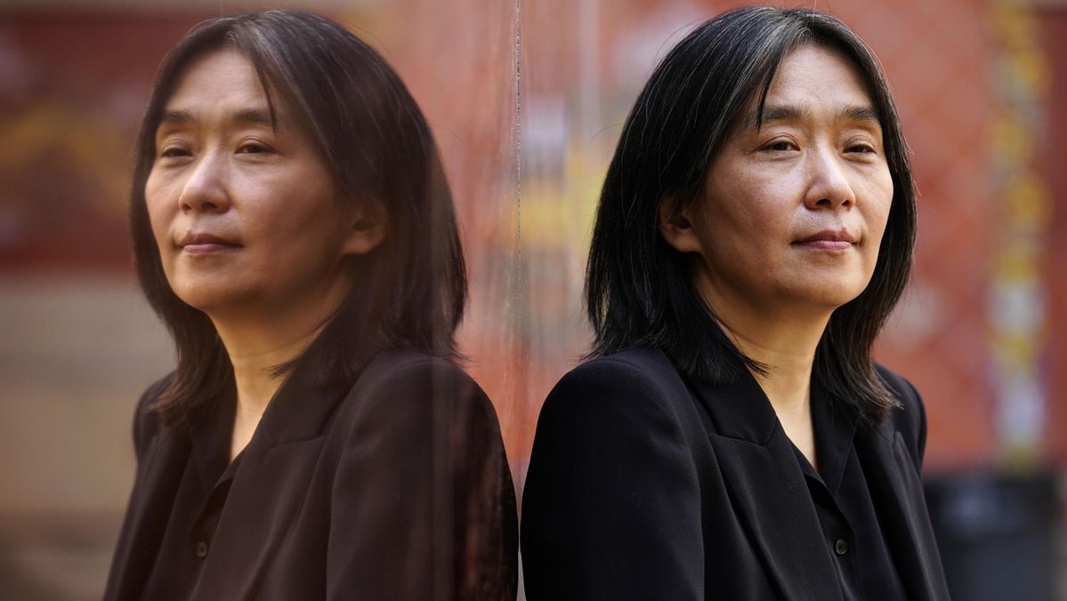 La escritora surcoreana, Premio Nobel de Literatura 2024, posa antes de la rueda de prensa en Barcelona