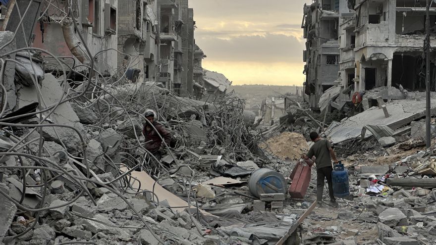 Las ruinas y escombros que inundan este domingo las calles de la ciudad de Gaza ofrecen un panorama desolador a las miles de personas que, desde el exilio en el sur del enclave, regresan a sus hogares con la esperanza de encontrar en pie algún vestigio de su vida antes de la ofensiva israelí. EFE/ Ahmad Awad