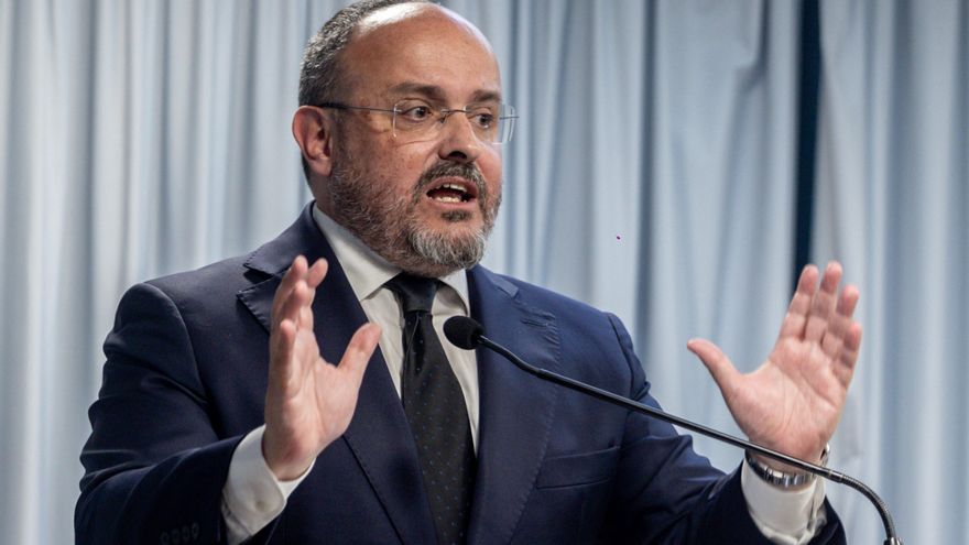 El presidente del Partido Popular catalán, Alejandro Fernández, durante la presentación de su libro ‘A calzón quitao’, en el Círculo de Bellas Artes, a 7 de abril de 2025, en Madrid (España). El libro presenta un análisis de la política catalana y su infl