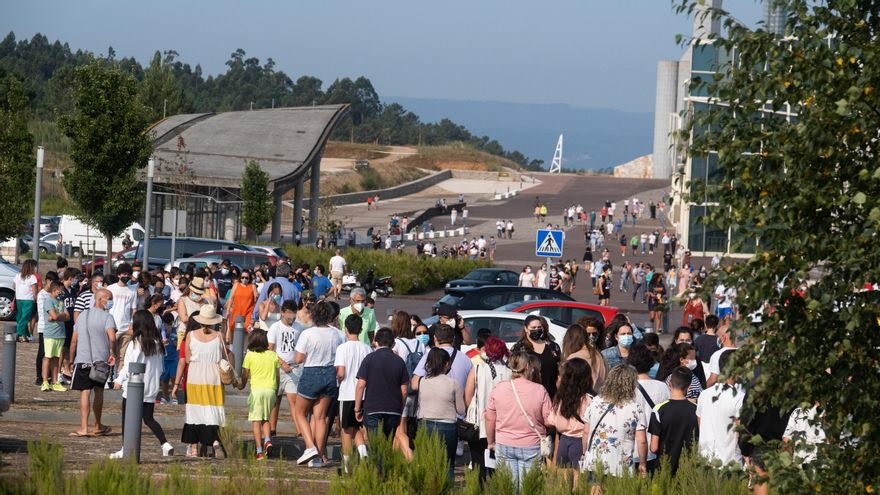 Un grupo de menores esperan ser vacunados de la primera dosis de la vacuna Moderna en la Ciudad de la Cultura, a 23 de agosto de 2021, en Santiago de Compostela, Galicia, (España).