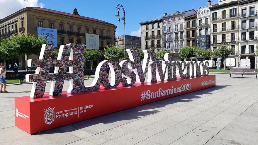 Una escultura con más de 1.500 fotografías de "buenos momentos" de San Fermín recuerda que "los viviremos" en 2021