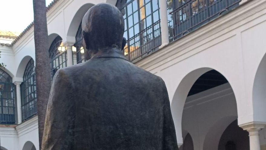 Todos los grupos del Parlamento menos Vox piden investigar un "acto vandálico" al busto de Blas Infante con una pegatina