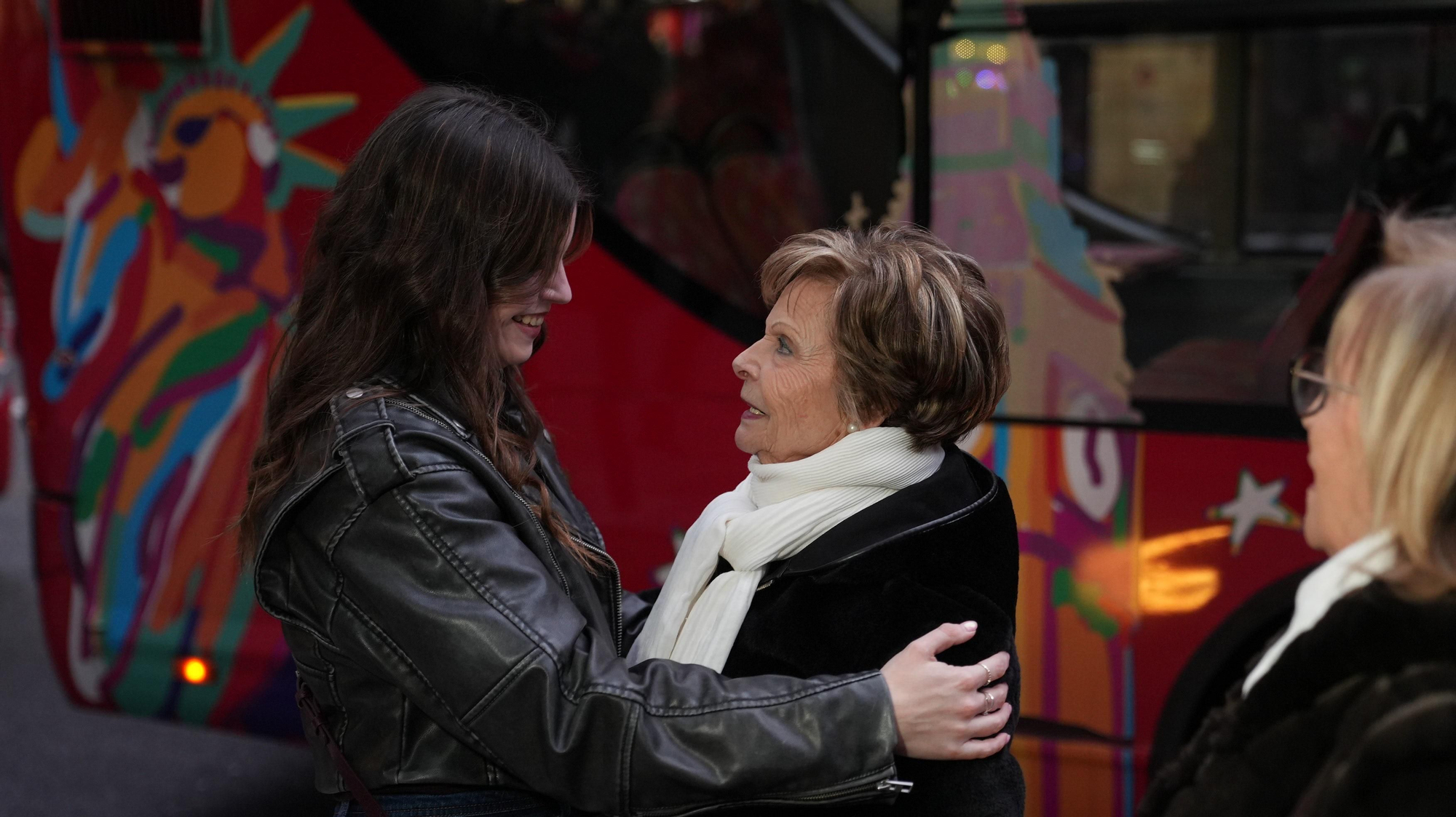 Los mayores participan en un recorrido urbano en autobuses turísticos dentro de la actividad “Coro de Coros”.