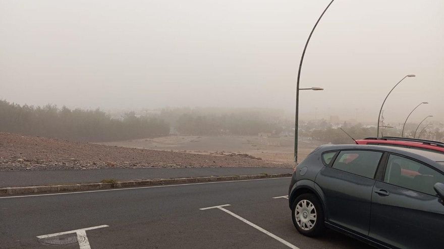 Las fuertes rachas de viento provocan una tormenta de arena en El Cotillo