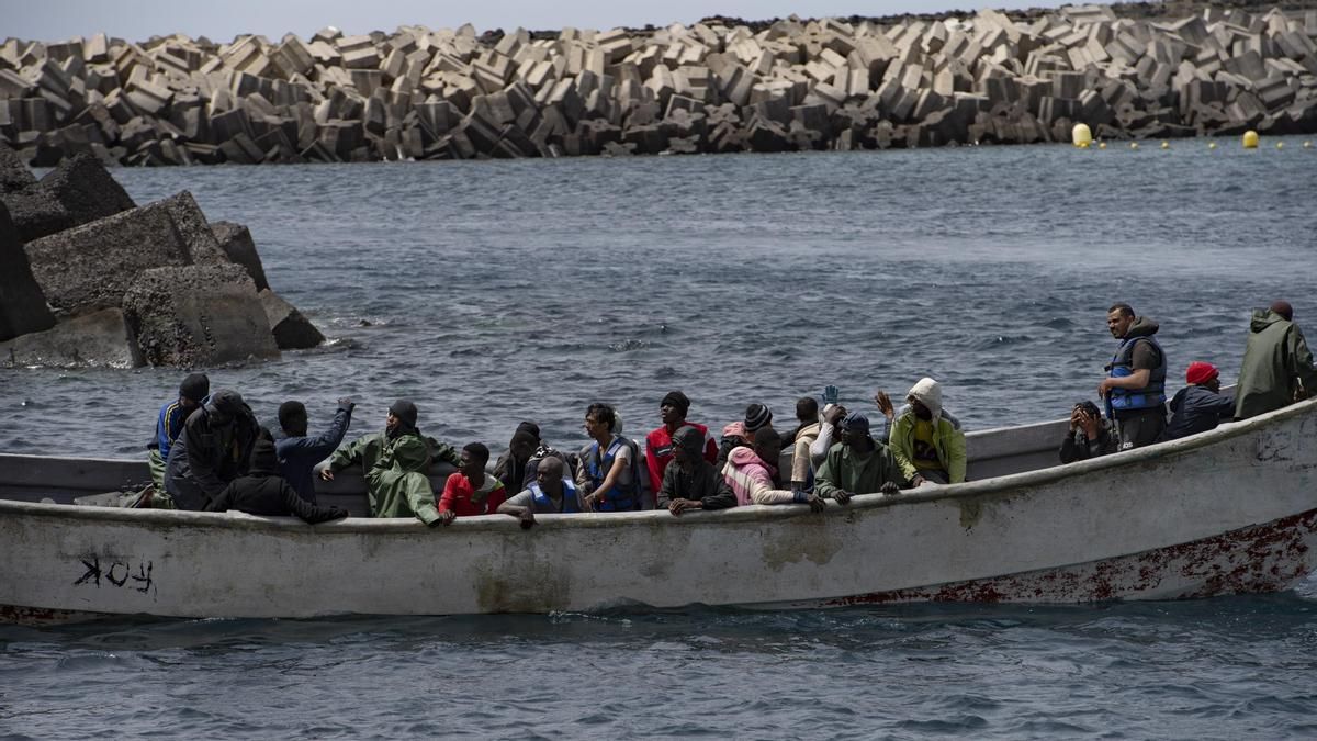 Muere una mujer a bordo de un cayuco con 165 migrantes rescatado cerca de La Restinga