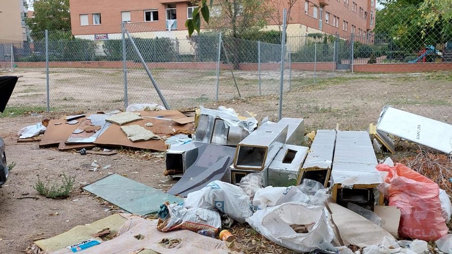 Residuos, coches abandonados y malos olores invaden un solar municipal de Vallecas: "Vivimos entre basura"
