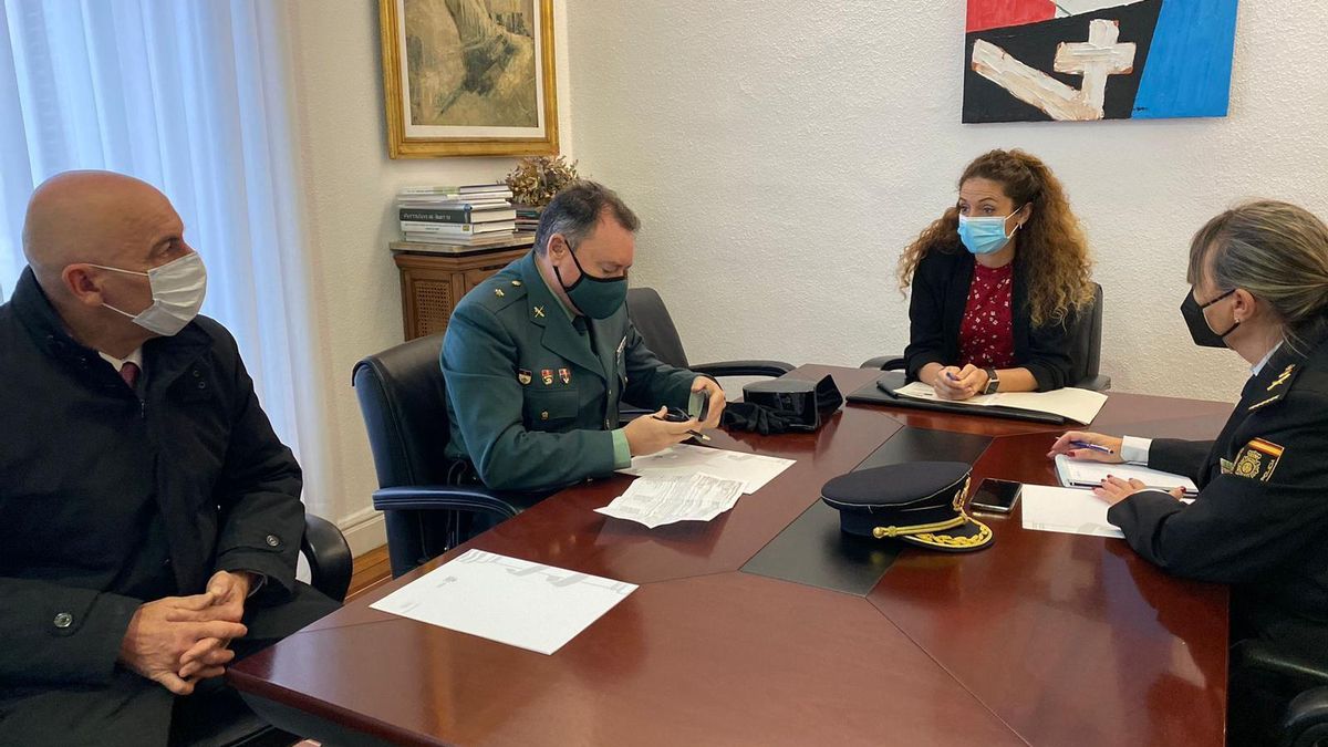 La delegada del Gobierno en Cantabria, Ainoa Quiñones, se reúne con los mandos de la Policía Naciona y la Guardia Civil en Cantabria y el director de El Dueso para presentarles las inversiones de mejora energética en sus dependencias