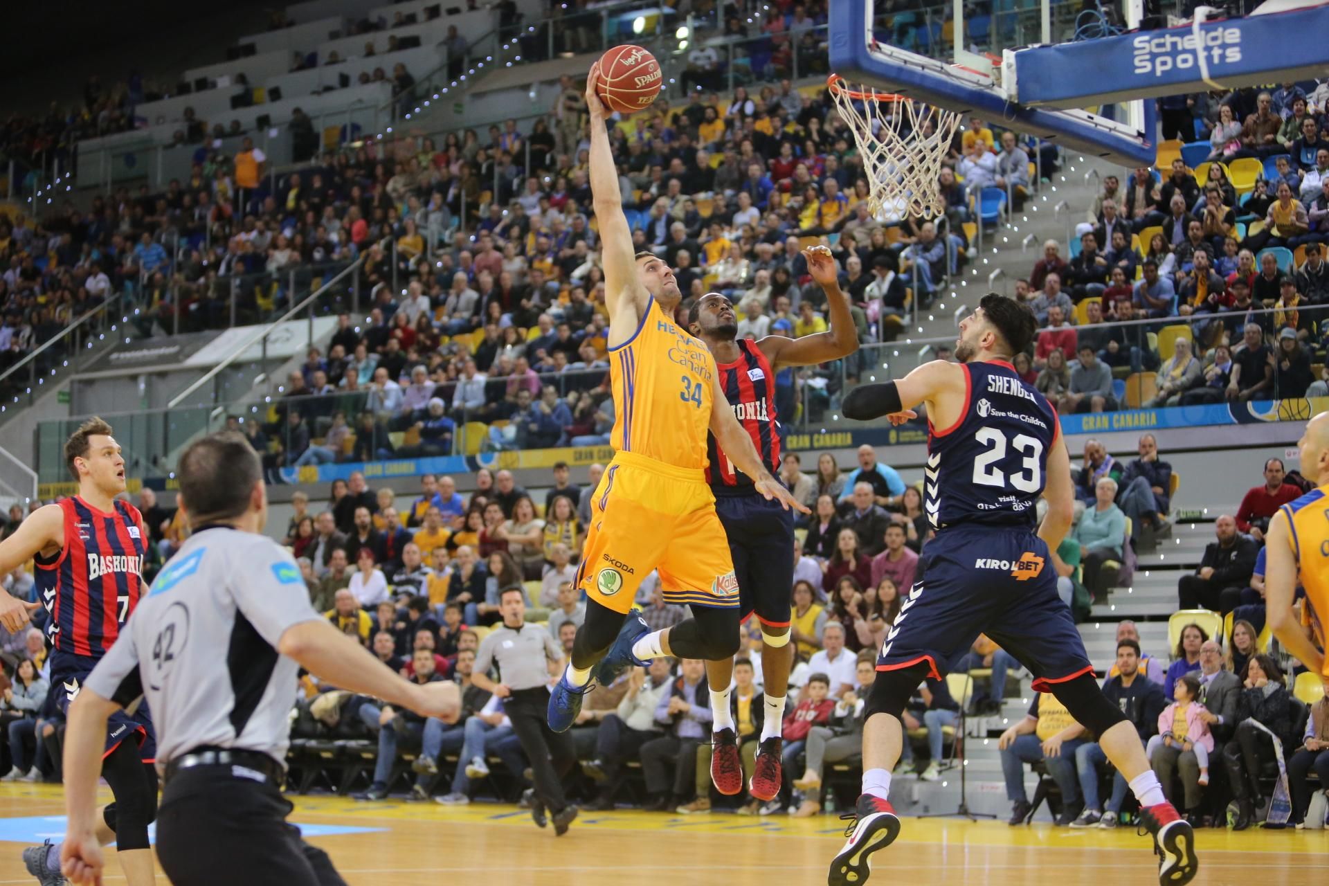 Imágenes del encuentro entre el Herbalife Gran Canaria y el Saski Baskonia. Alejandro Ramos.