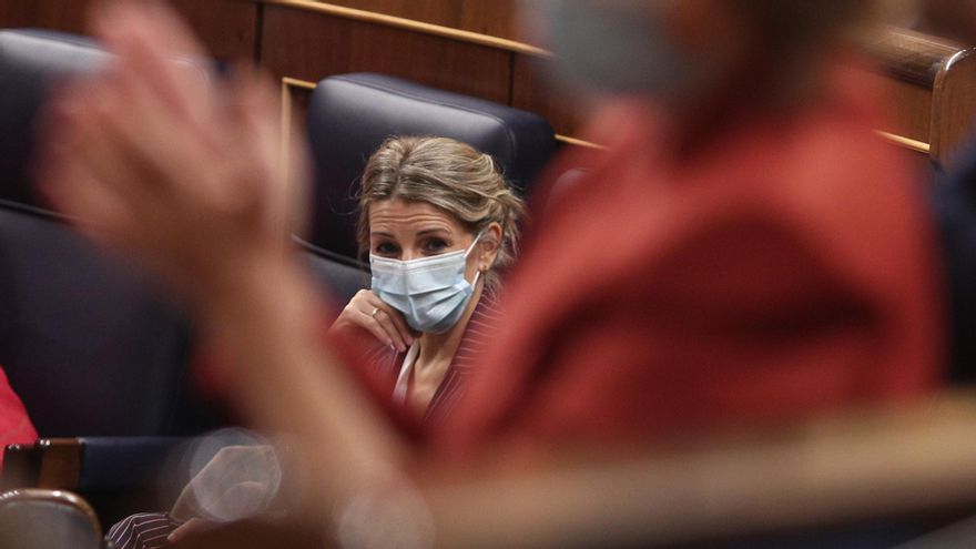 Archivo - La vicepresidenta segunda y ministra de Trabajo, Yolanda Díaz, observa a la portavoz del PP en el Congreso de los Diputados, Cuca Gamarra.