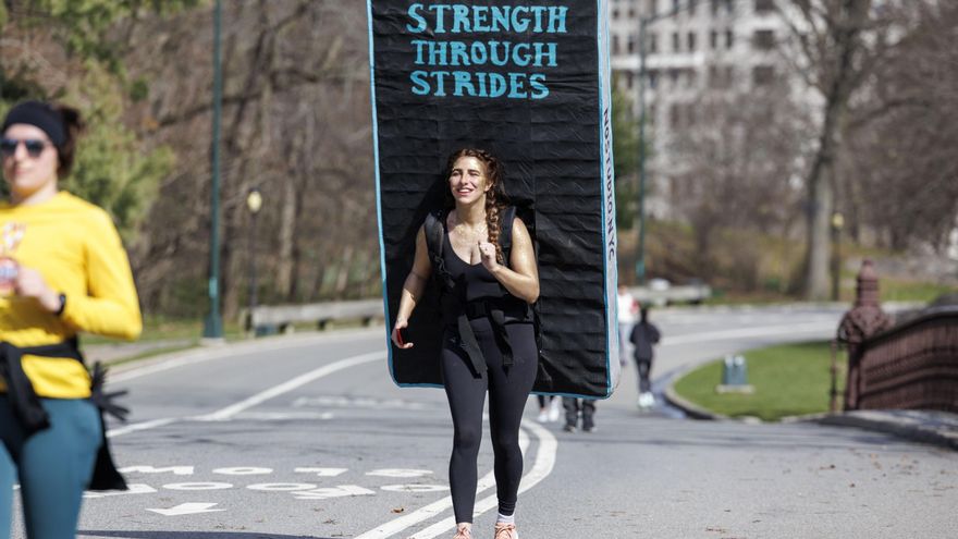 Una mujer corre en Nueva York cargada con un colchón para apoyar a las víctimas de agresión sexual