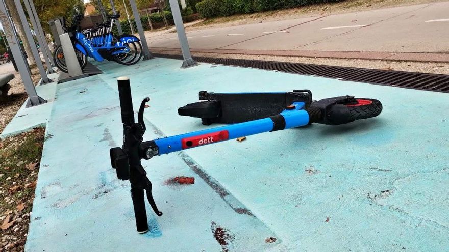 El Ayuntamiento de Madrid multa y envía al depósito los patinetes de alquiler, que desde el sábado operan sin autorización