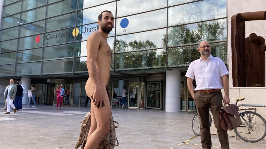 Alejandro, el informático que desafía los resquicios de la ley yendo desnudo por la vida: "Me gusta tomar el sol"