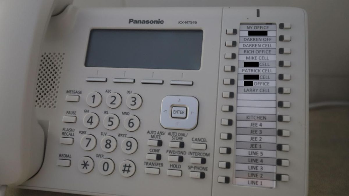 Un teléfono con números de marcación rápida en la casa de Epstein en las Islas Vírgenes de EEUU, con los contactos censurados.