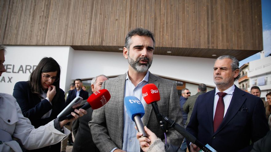 Fernández-Pacheco atiende a los medios en Laujar de Andarax (Almería)