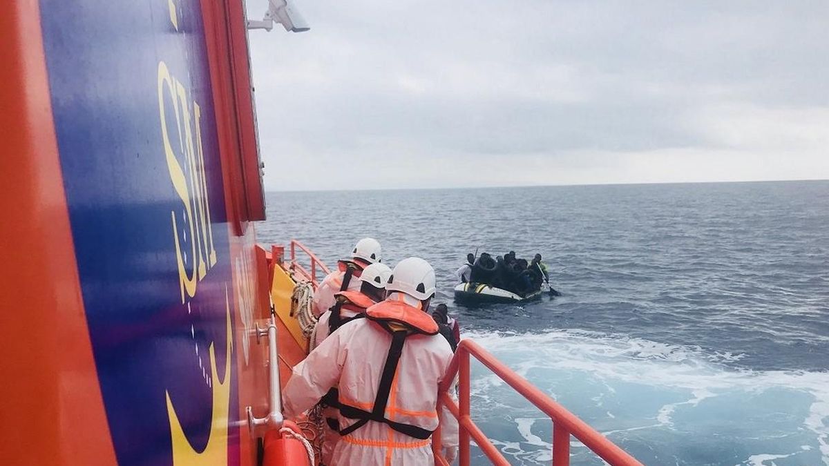 (Resumen) Rescatadas un total de 424 personas en 30 pateras localizadas este miércoles en costas andaluzas