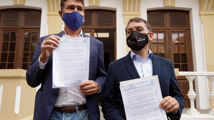 El alcalde de Santa Cruz de Tenerife, José Manuel Bermúdez (CC), y el concejal del PP Guillermo Díaz, durante el registro de la moción de censura contra Patricia Hernández. Efe / Ramón de la Rocha