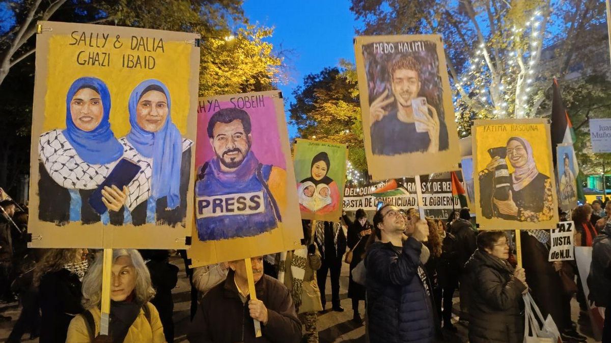 Os participantes manifestam-se este sábado em Madrid com faixas representando alguns dos palestinianos mortos na Faixa de Gaza nos últimos dois anos.