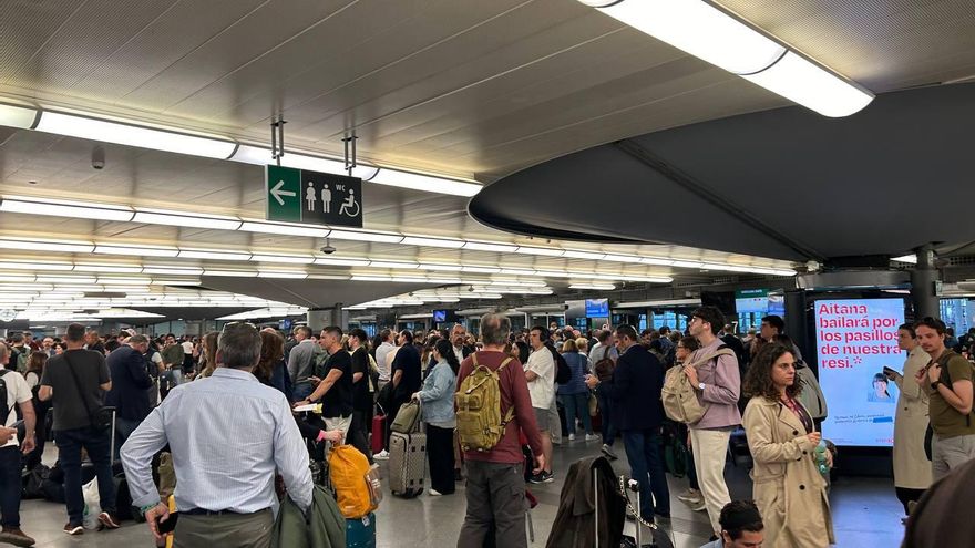 El vestíbulo de Atocha, abarrotado el 29 de abril de 2025