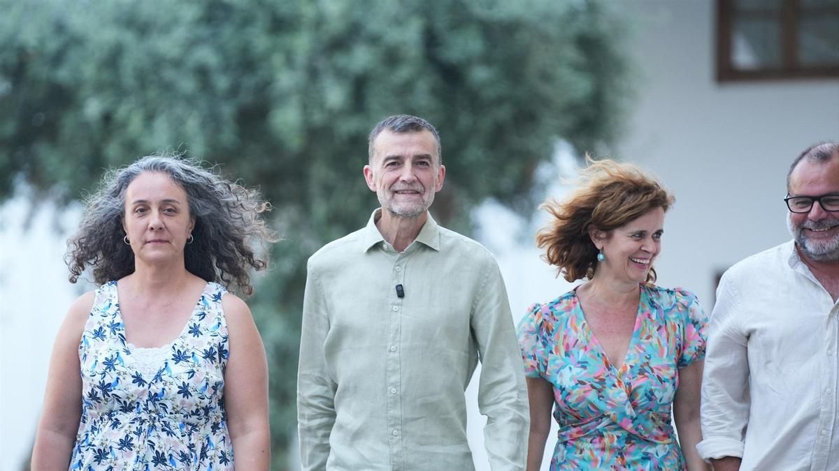 El portavoz de Por Andalucía, Antonio Maíllo, en el patio del Parlamento.
