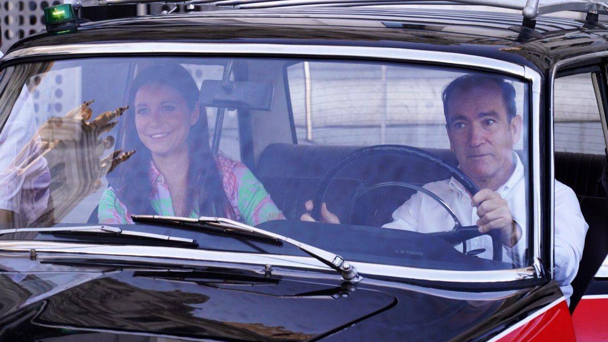 Borja Carabante y Andrea Levy al volante de un Seat 1500 histórico, uno de los vehículos expuestos por la SEM