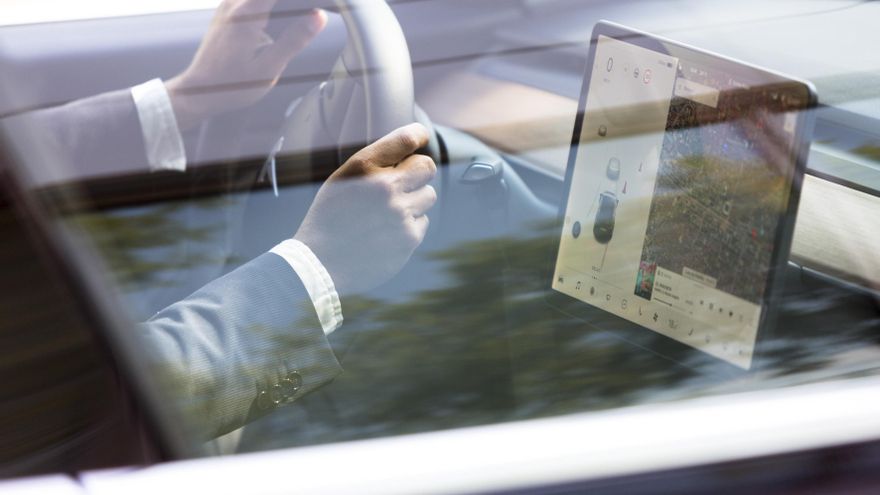 Menos falsos autónomos, pero precarios y subcontratados: el trabajo "injusto" en plataformas como Uber, Cabify y Cuideo