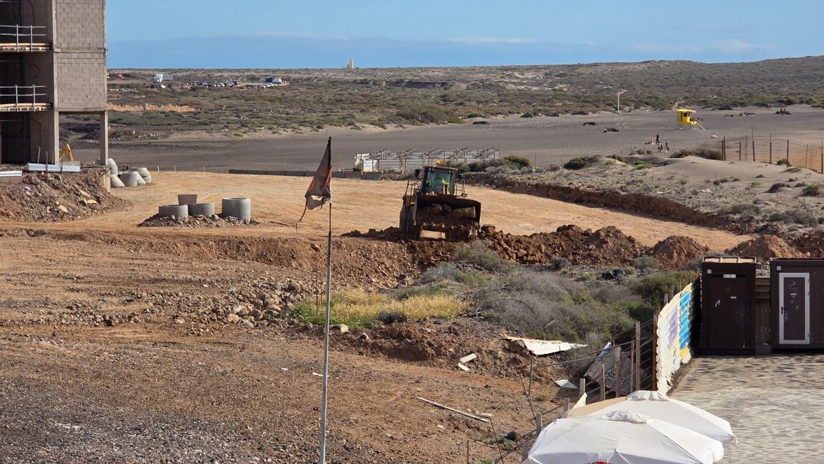 Salvar La Tejita anuncia que la promotora del hotel acata una orden y rellena un socavón que afectó a un campo de dunas de dominio público