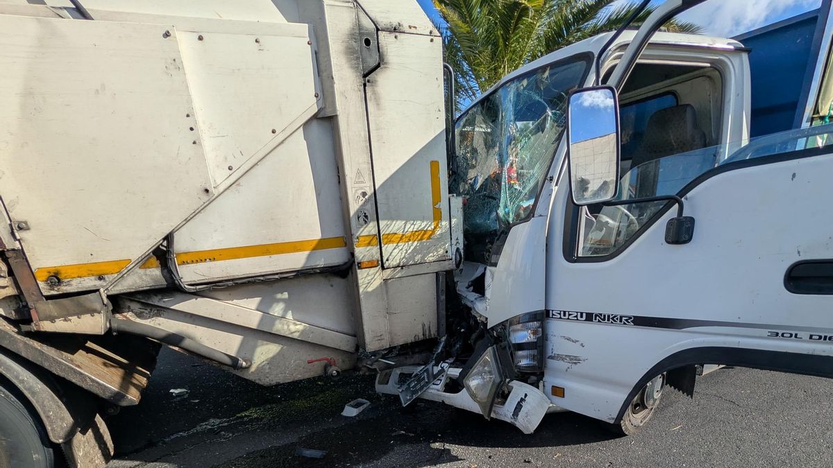 Colisión por alcance  entre una camioneta y un camión de recogida de residuos en Tazacorte