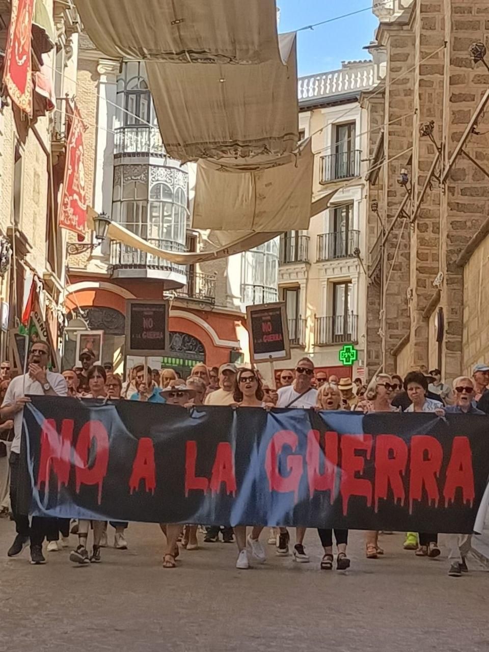 Manifestantes de la Plataforma 'No a la Guerra' y la Plataforma 8M Toledo en una de las calles del Casco Histórico.