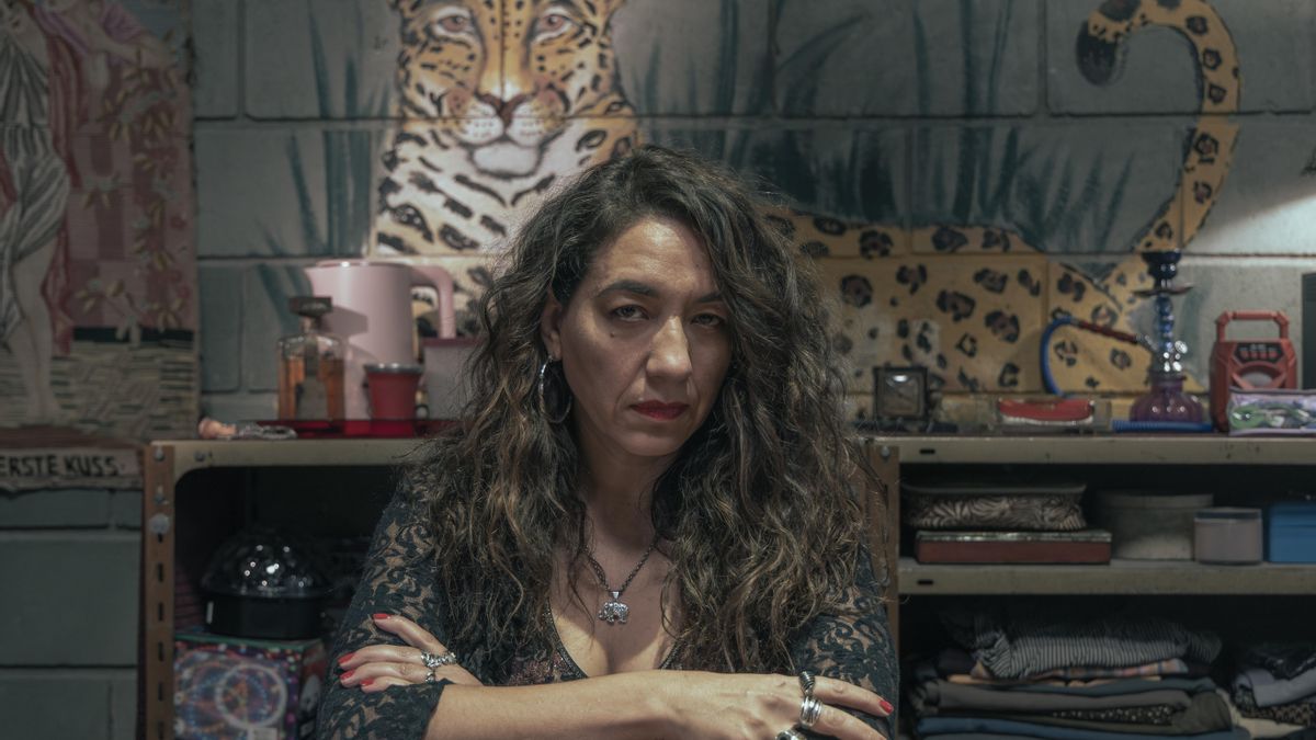 La actriz Lorena Vega en su rol como "La Zurda".