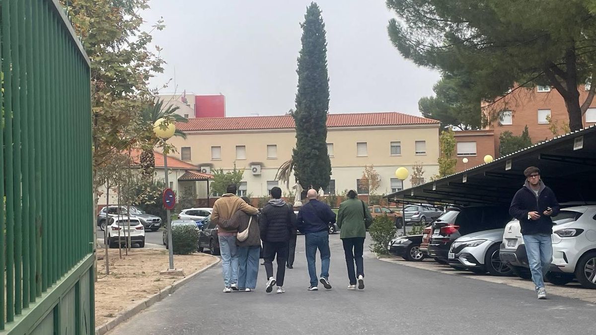 Familiares en la Casa Sacerdotal de Toledo a la espera de noticias de personas que viajaban en los dos trenes siniestrados en Urda (Toledo)