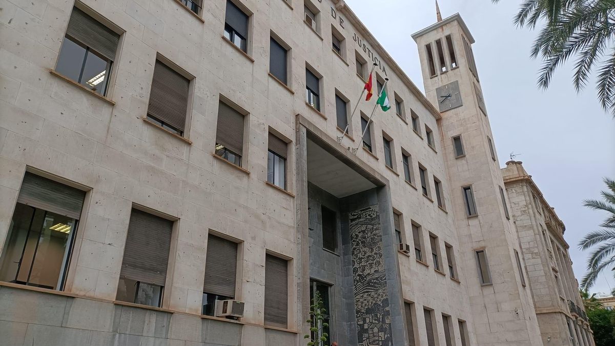 La Fiscalía pide 45 años de cárcel para el acusado de matar a puñaladas a su mujer cuando dormía en Roquetas de Mar