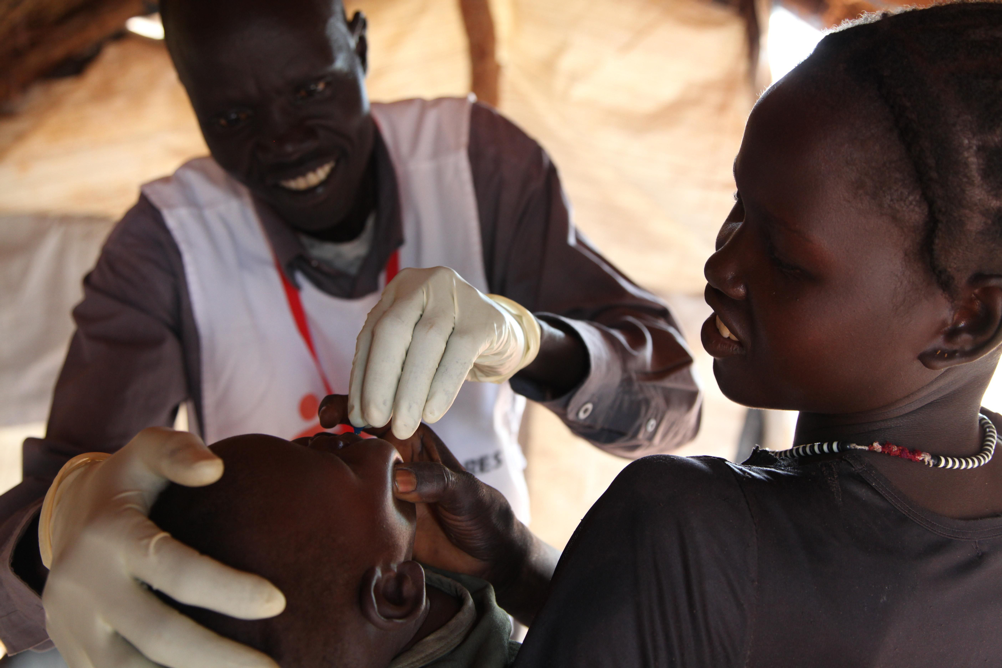 El campo de Yida ha llegado a recibir hasta mil nuevos refugiados cada semana huyendo de los combates y de la inseguridad alimentaria. Un trabajador de MSF administra vitamina A a uno de los niños recién llegados.