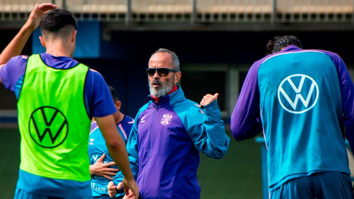 Álvaro Cervera sugiere un cambio de sistema para “defender bien” al Racing de Ferrol