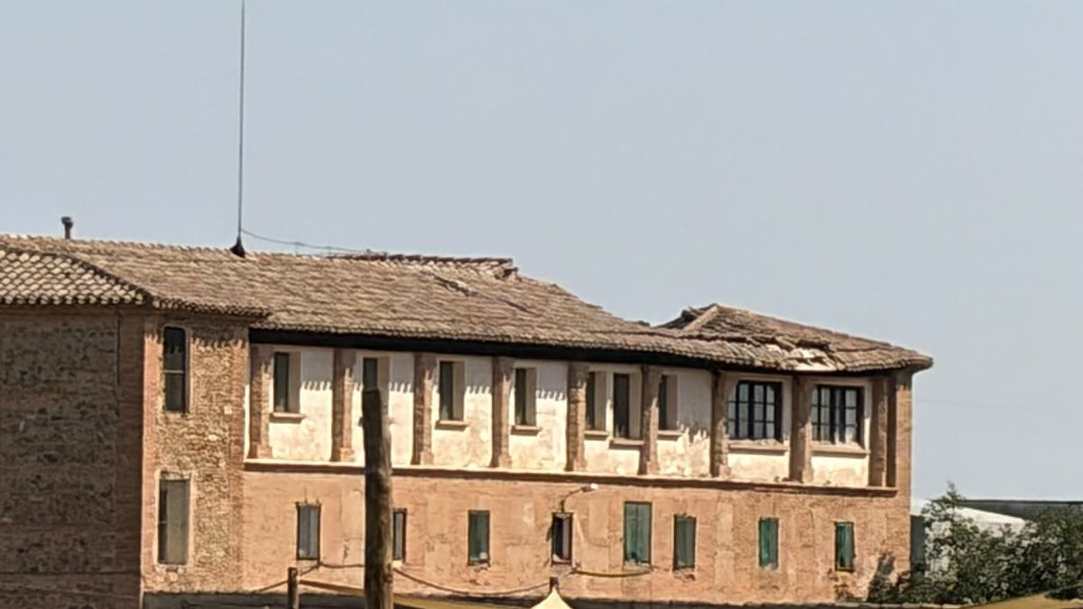 Derrumbe en el tejado del convento del Carmen de Calahorra, que compró el Ayuntamiento por 1,2 millones de euros hace dos años