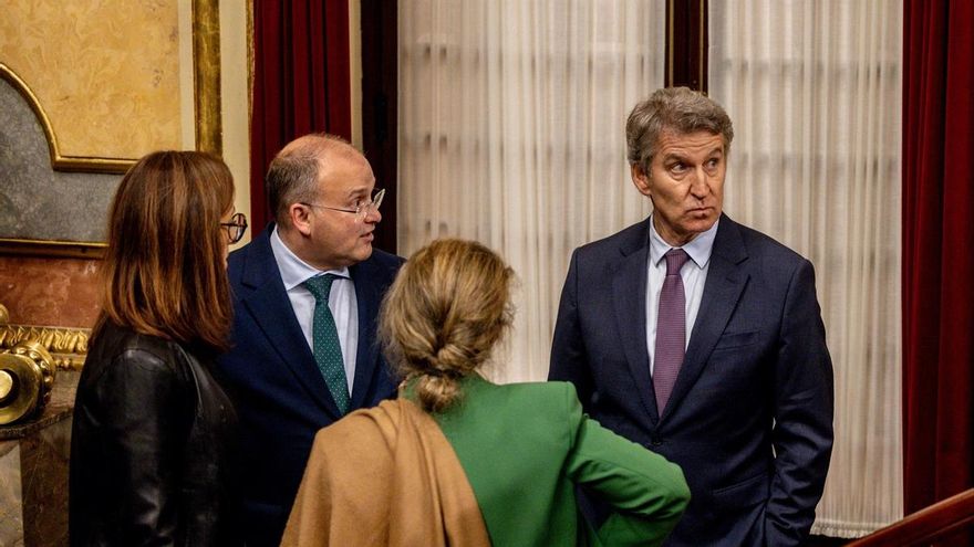 El secretario general del PP, Miguel Tellado (i), y el presidente del PP, Alberto Núñez Feijóo (d), a su salida de una sesión plenaria en el Congreso, a 11 de diciembre de 2025, en Madrid (España).
