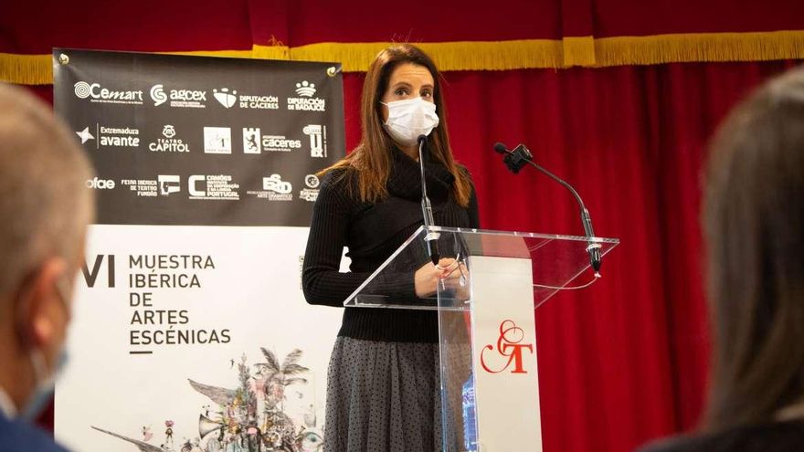 Nuria Flores, consejera de Cultura, presentando la muestra