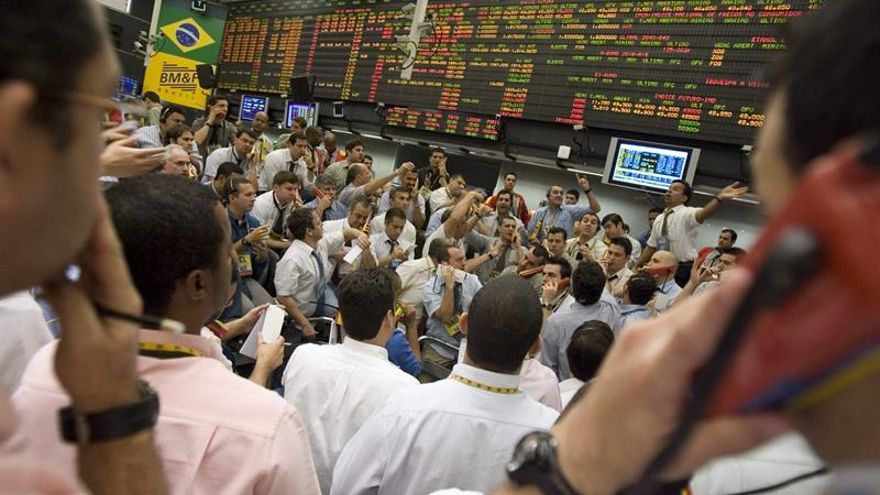 Bolsas latinoamericanas suben tras los comicios de Brasil y cautela en Nueva York
