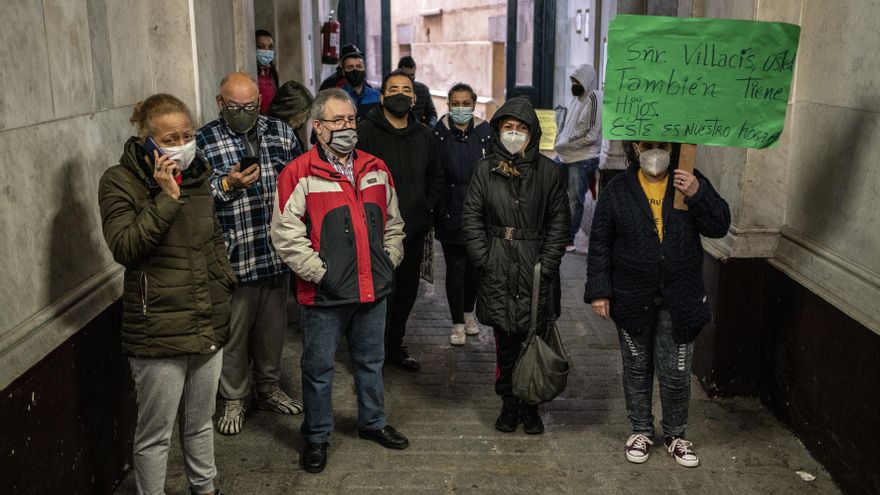 "Señora Villacís, usted también tiene hijos. Este es nuestro hogar", reza una de las pancartas.