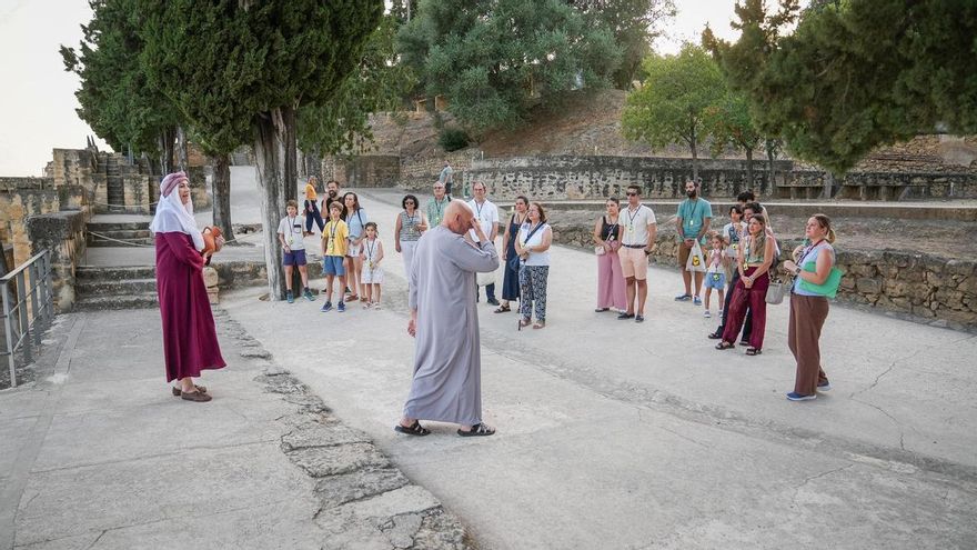 La visita nocturna teatralizada en Medina Azahara, en imágenes