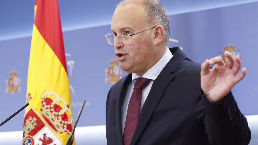El portavoz popular en el Congreso, Miguel Tellado, durante la rueda de prensa que ha ofrecido este martes en el Congreso, donde se celebra reunión de la Mesa y de la Junta de Portavoces. EFE/ Chema Moya