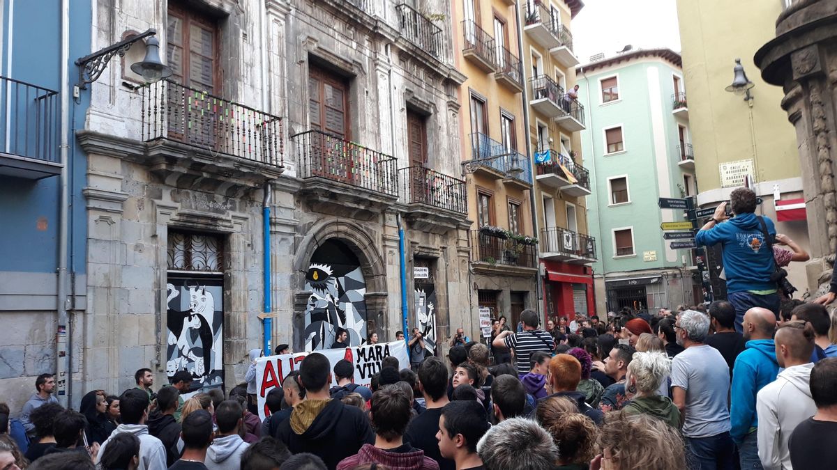 Un grupo jovenes vuelve ocupar el Palacio del Marqués de Rozalejo