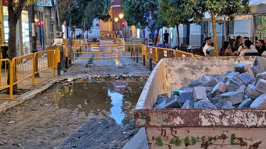 El asfalto reemplaza los adoquines de la calle Pez