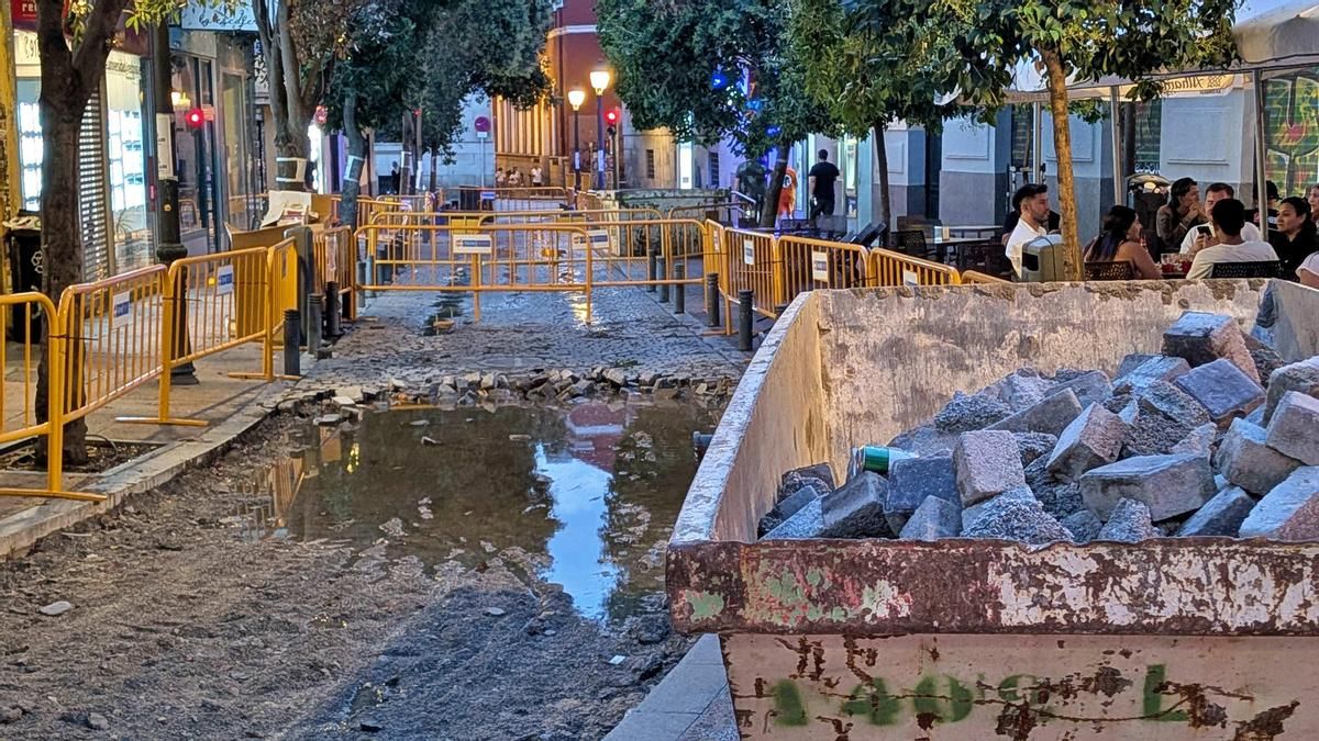 El asfalto reemplaza los adoquines de la calle Pez