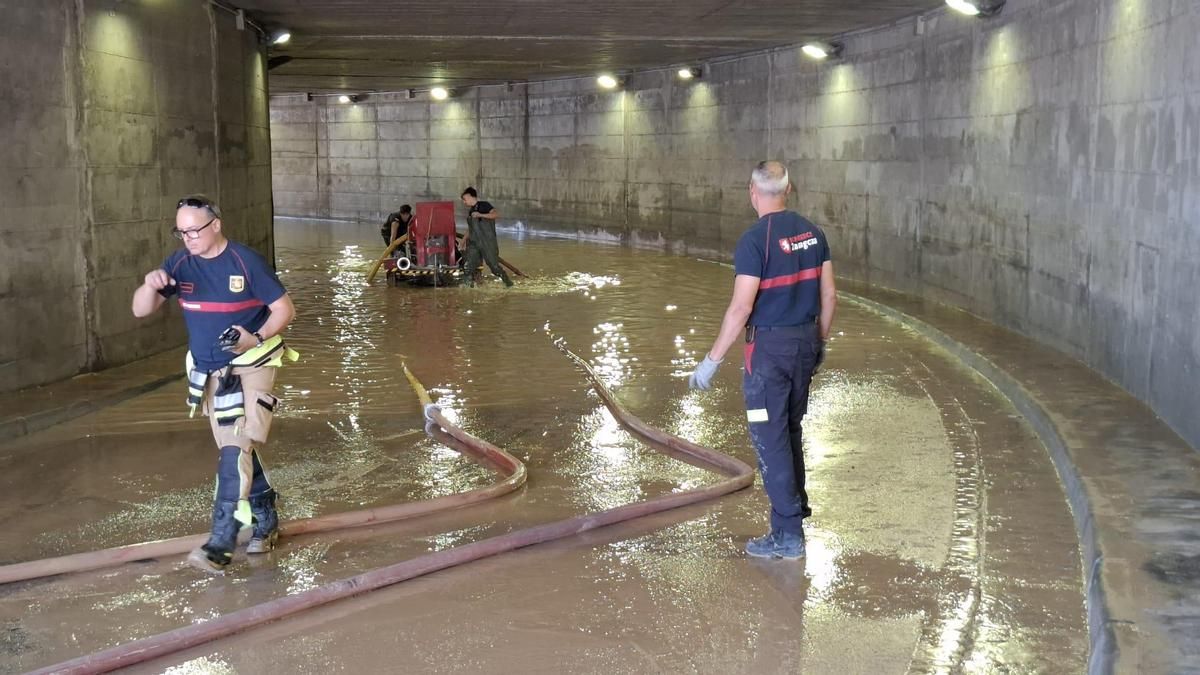 El túnel de urgencias del mayor hospital de Aragón se inunda tras la rotura de una tubería